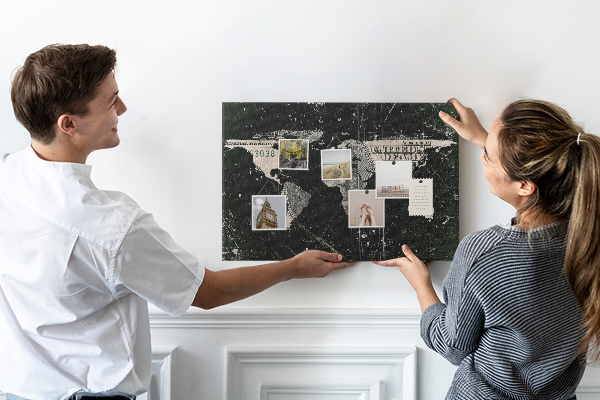 Nástenka Mapa sveta na pozadí dolárovej bankovky
