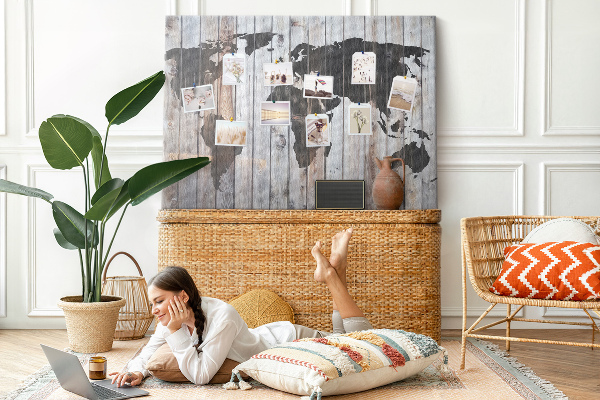 Nástenka Mapa sveta na pozadí drevených dosiek