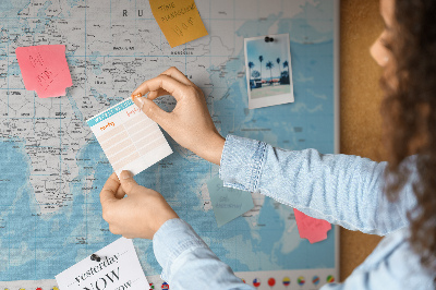 Nástenka Mapa sveta s farebnými špendlíkmi