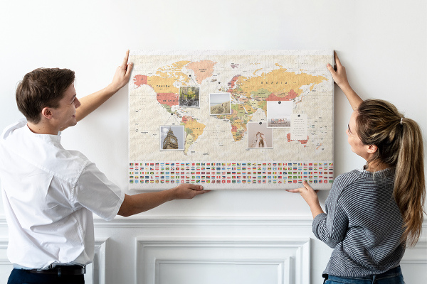 Korková nástenka na stenu Mapa sveta s farebnými vlajkami krajín