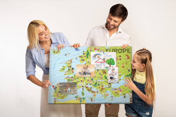 Korková tabuľa Farebná mapa Európy s kultúrnymi ikonami