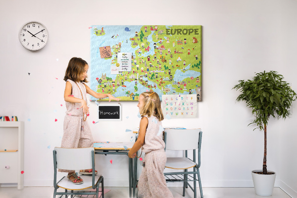 Korková tabuľa Farebná mapa Európy s kultúrnymi ikonami