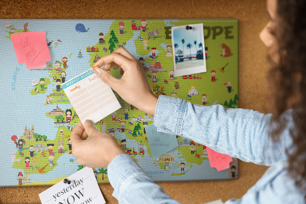 Korková tabuľa Farebná mapa Európy s kultúrnymi ikonami