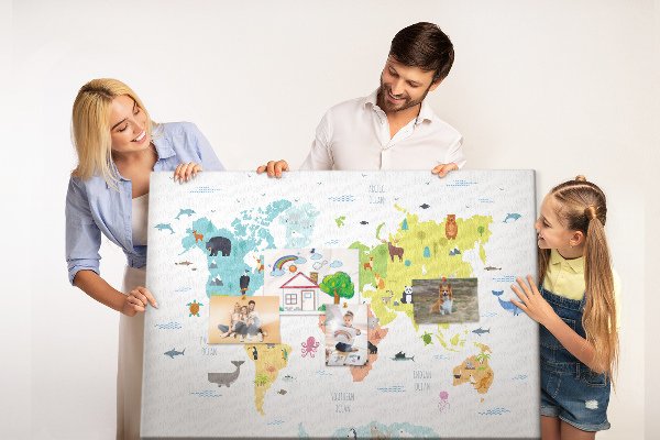 Nástenka Mapa sveta s ilustráciami zvierat.