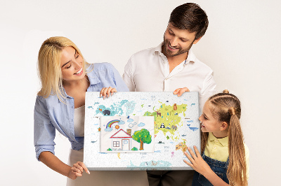 Nástenka Mapa sveta s ilustráciami zvierat.