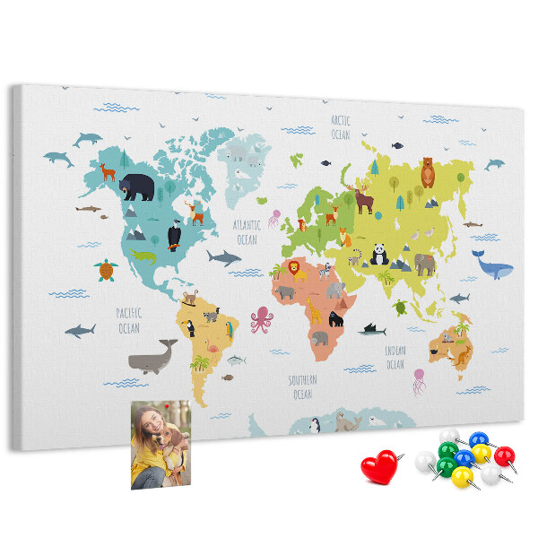 Nástenka Mapa sveta s ilustráciami zvierat.