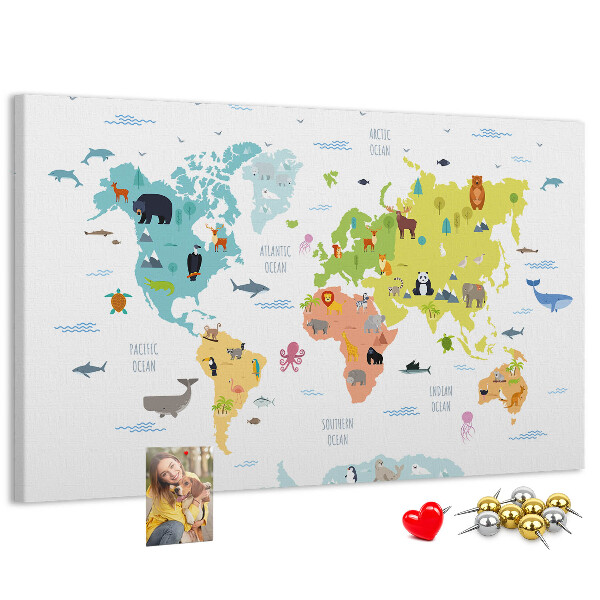 Nástenka Mapa sveta s ilustráciami zvierat.