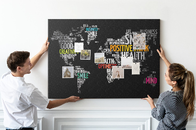 Korková nástenka na stenu Mapa sveta s motivačnými sloganmi.
