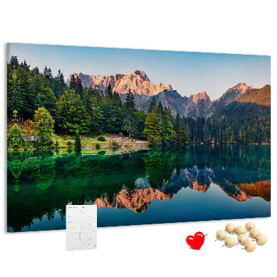 Nástenka Horská krajina sa odráža v jazere