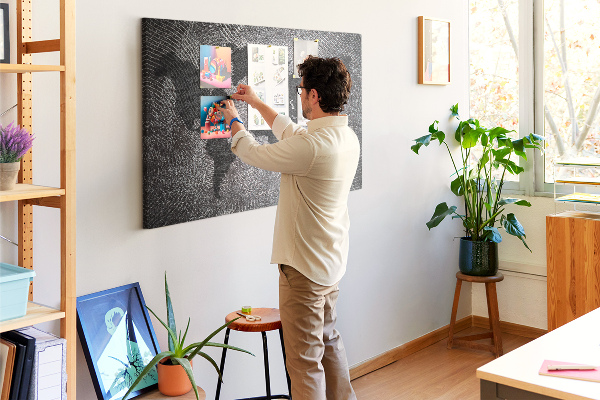 Nástenka Mapa sveta v odtieňoch sivej.