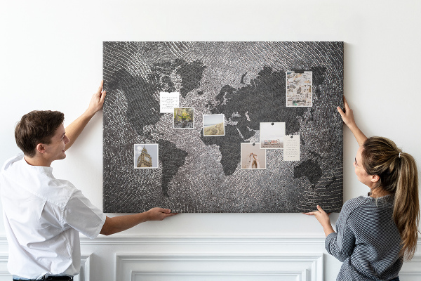 Nástenka Mapa sveta v odtieňoch sivej.