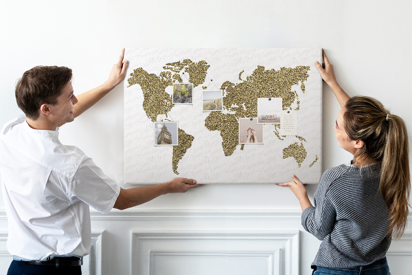 Korková nástenka na stenu Zlatá mapa sveta na bielom pozadí