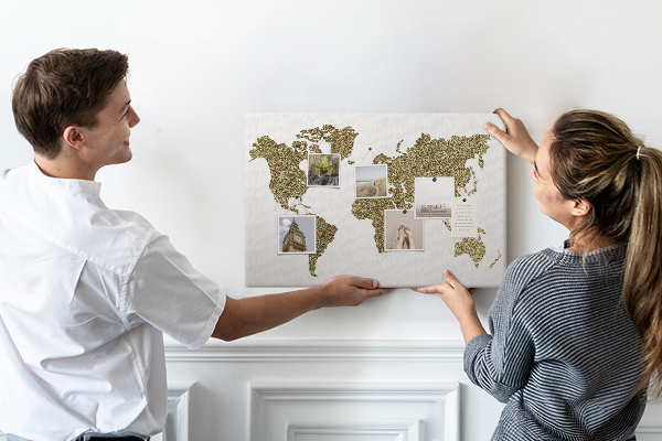 Korková nástenka na stenu Zlatá mapa sveta na bielom pozadí