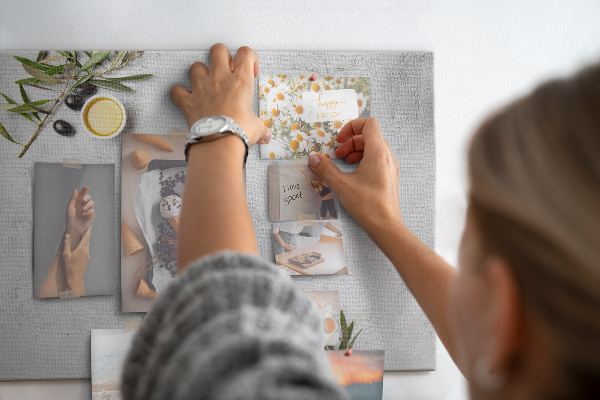 Korková tabuľa Prírodné akcenty na sivom pozadí