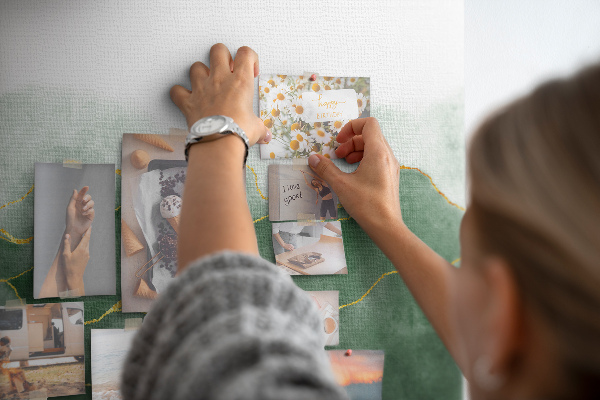 Nástenka Zlaté akcenty na zelených listoch
