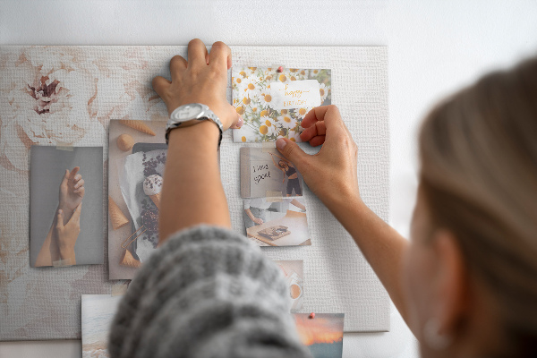 Korková nástenka na stenu Jemné biele pivonky na svetlom pozadí