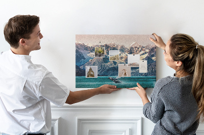 Korková tabuľa Veľryba skáčuca v horskom fjorde.