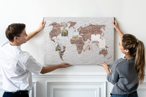 Korková nástenka na stenu Mapa sveta na pozadí tehlovej steny