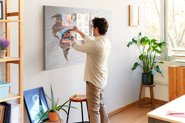 Korková nástenka na stenu Mapa sveta na pozadí tehlovej steny
