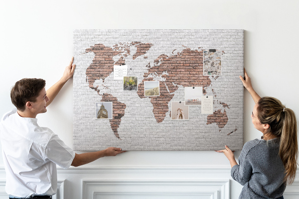 Korková nástenka na stenu Mapa sveta na pozadí tehlovej steny