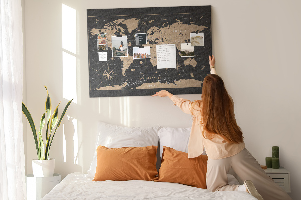 Korková tabuľa Čierna mapa sveta so zlatými akcentmi