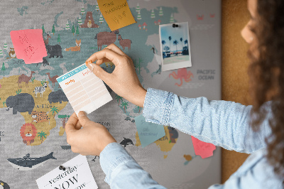 Korková tabuľa Mapa sveta s ilustráciami zvierat.