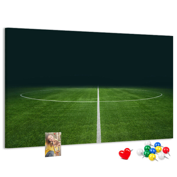 Korková tabuľa Futbalové ihrisko s čiarami a trávou.