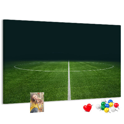 Korková tabuľa Futbalové ihrisko s čiarami a trávou.
