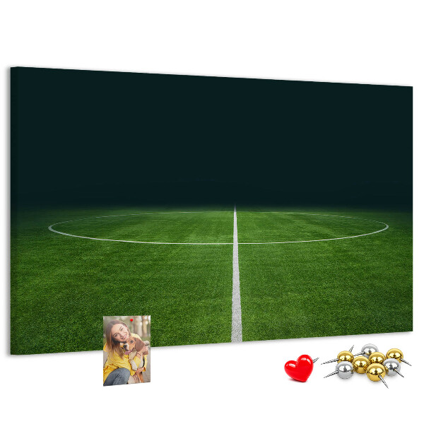Korková tabuľa Futbalové ihrisko s čiarami a trávou.
