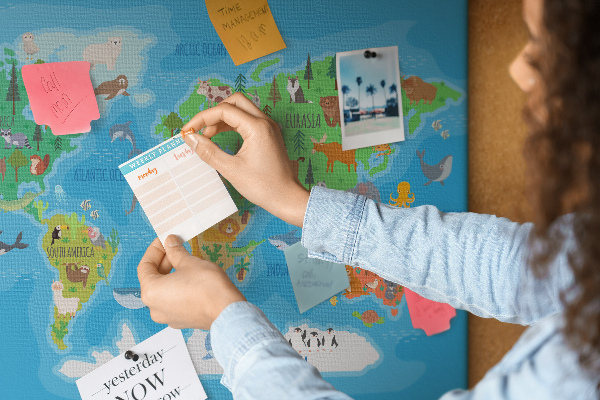 Korková tabuľa Mapa sveta s ilustráciami zvierat.
