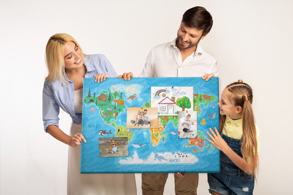 Korková tabuľa Mapa sveta s ilustráciami zvierat.