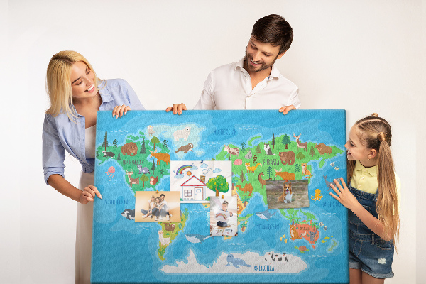 Korková tabuľa Mapa sveta s ilustráciami zvierat.