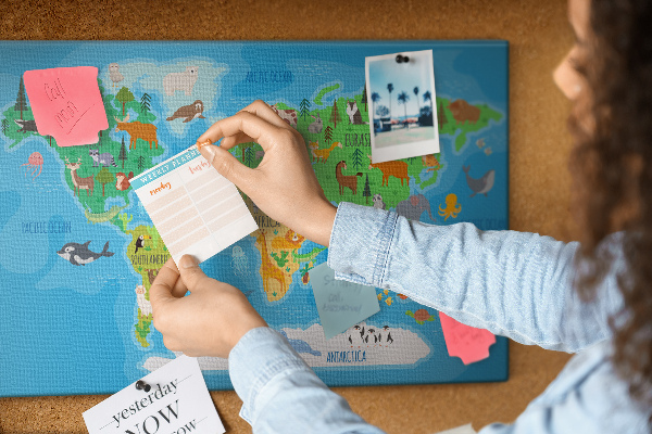 Korková tabuľa Mapa sveta s ilustráciami zvierat.