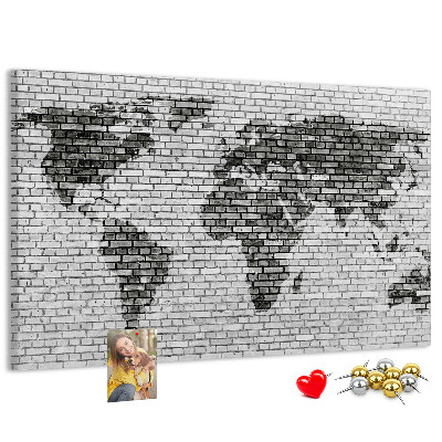 Nástenka Mapa sveta na tehlovej stene