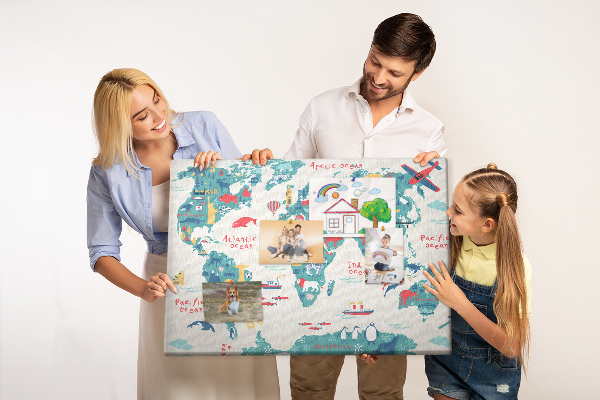 Nástenka Farebná mapa sveta s ikonami zvierat
