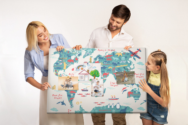 Nástenka Farebná mapa sveta s ikonami zvierat