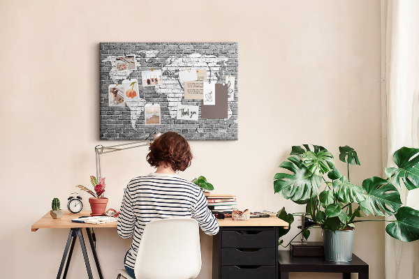 Korková tabuľa Mapa sveta na tehlovej stene