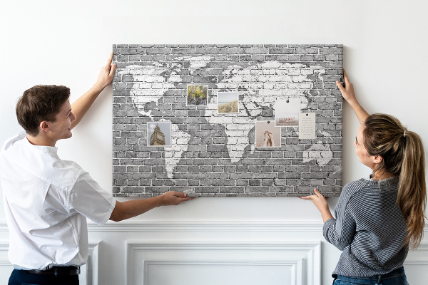 Korková tabuľa Mapa sveta na tehlovej stene