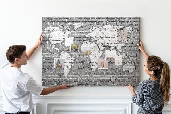 Korková tabuľa Mapa sveta na tehlovej stene