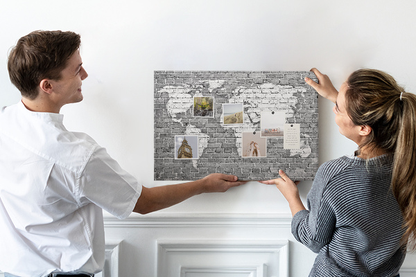 Korková tabuľa Mapa sveta na tehlovej stene