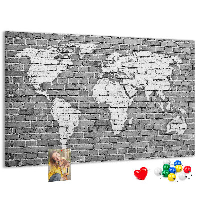 Korková tabuľa Mapa sveta na tehlovej stene