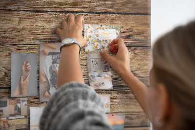 Korková tabuľa Prírodné dosky v teplých odtieňoch.