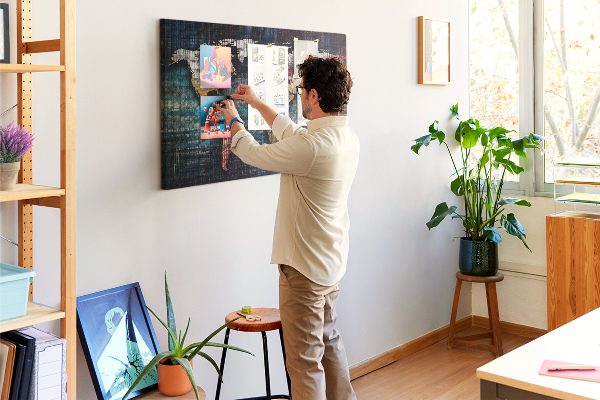 Nástenka Štylizovaná mapa sveta v zemitých farbách.