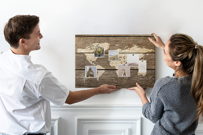 Nástenka Mapa sveta na pozadí drevených dosiek