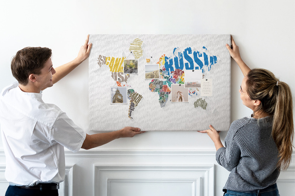Korková tabuľa Farebná mapa sveta s názvami krajín