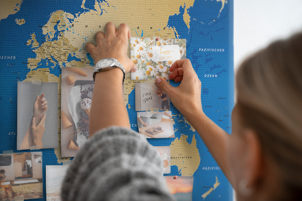 Korková tabuľa Mapa sveta s farebnými špendlíkmi