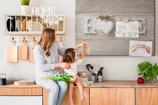 Korková nástenka na stenu Štýlový nápis HOME so srdcom