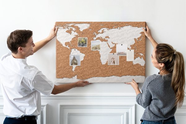 Korková nástenka na stenu Mapa sveta z korku pripnutá na pin-on.