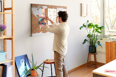 Korková nástenka na stenu Mapa sveta z korku pripnutá na pin-on.
