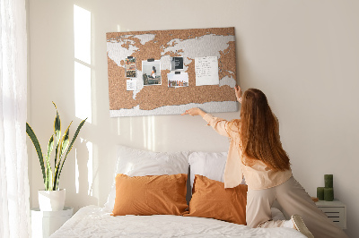 Korková nástenka na stenu Mapa sveta z korku pripnutá na pin-on.